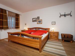 Ein Bett oder Betten in einem Zimmer der Unterkunft Country house in Sankt Anton am Arlberg with sauna