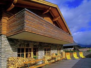 ザンクト・アントン・アム・アールベルクにあるCountry house in Sankt Anton am Arlberg with saunaのパティオ(テーブル、椅子付)