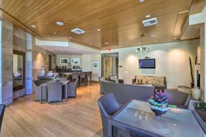 Modern Irvine Condo with Pool - 7 Mi to Beach!的电视和/或娱乐中心