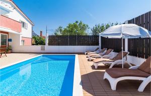 Bazén v ubytování Holiday Home Pomer Pomer nebo v jeho okolí