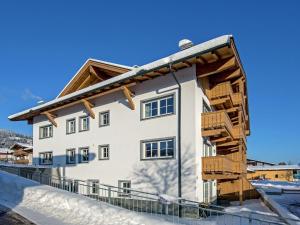 FeuringにあるModern Apartment near Ski Trail in Brixenの雪中建設中の家