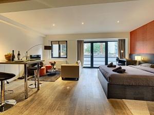 ein Schlafzimmer mit einem Bett und einem Schreibtisch in einem Zimmer in der Unterkunft Flat Moliere in Brüssel