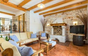 - un salon avec un canapé et une cheminée dans l'établissement Stunning Home In Pula With Outdoor Swimming Pool, à Muntić