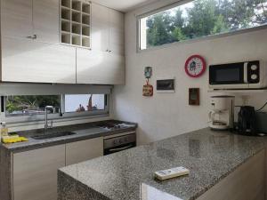a kitchen with a sink and a counter top at Punta vacaciones -piscina solo en vacaciones y fines de semana largos- in Las Gaviotas