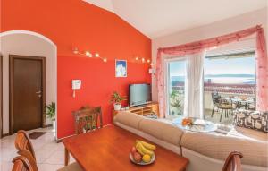 een woonkamer met een bank en een tafel bij Amazing Apartment In Makarska With Wifi in Makarska