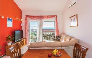 een woonkamer met een bank en een raam bij Amazing Apartment In Makarska With Wifi in Makarska