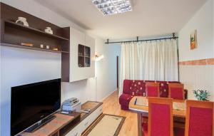 Lovely Apartment In Valtursko Polje With Kitchen TV 또는 엔터테인먼트 센터