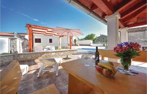 Balkón nebo terasa v ubytování Three-Bedroom Holiday Home In Rebici