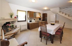 Kuchyň nebo kuchyňský kout v ubytování Three-Bedroom Holiday Home In Rebici