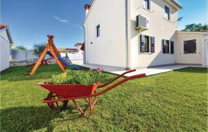Zahrada ubytování Three-Bedroom Holiday Home In Rebici