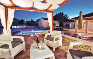 Bazén v ubytování Three-Bedroom Holiday Home In Rebici nebo v jeho okolí
