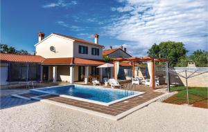 Bazén v ubytování Three-Bedroom Holiday Home In Rebici nebo v jeho okolí + 27 fotografií