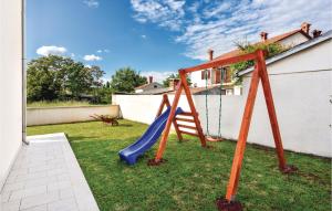 Herní místnost nebo prostor pro děti v ubytování Three-Bedroom Holiday Home In Rebici