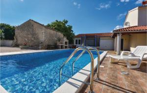 Bazén v ubytování Three-Bedroom Holiday Home In Rebici nebo v jeho okolí