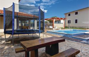 Bazén v ubytování Three-Bedroom Holiday Home In Rebici nebo v jeho okolí