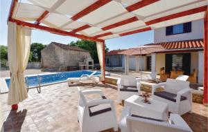 Bazén v ubytování Three-Bedroom Holiday Home In Rebici nebo v jeho okolí