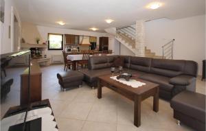Posezení v ubytování Three-Bedroom Holiday Home In Rebici