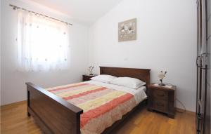 Postel nebo postele na pokoji v ubytování Three-Bedroom Holiday Home In Rebici