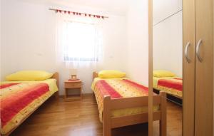 Postel nebo postele na pokoji v ubytování Three-Bedroom Holiday Home In Rebici