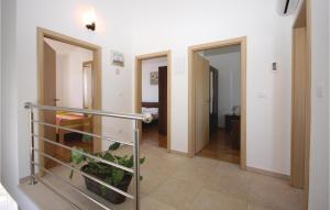 Postel nebo postele na pokoji v ubytování Three-Bedroom Holiday Home In Rebici