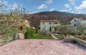 a brick driveway in front of a house at Lovely Apartment In Porozina With Kitchen in Porozina