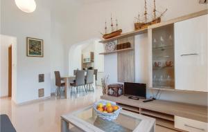 ein Wohnzimmer mit einem Tisch und einer Obstschale in der Unterkunft Nice Apartment In Porozina With 2 Bedrooms And Wifi in Porozina
