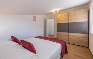 Posteľ alebo postele v izbe v ubytovaní Three-Bedroom Holiday Home In Buje
