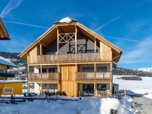 マウテルンドルフにあるWooden chalet in Mauterndorf near Cross Country Meadowsの雪のログハウス