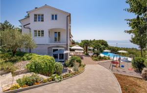 une maison avec une aire de jeux à côté d'une piscine dans l'établissement Lovely Apartment In Rijeka With Wifi, à Rijeka