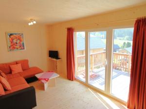 ein Wohnzimmer mit einem Sofa und einem großen Fenster in der Unterkunft Chalet in Hohtauern Styria with sauna in Hohentauern