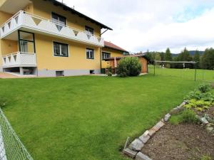 une grande cour devant une maison dans l'établissement Apartment in Rennweg am Katschberg near ski area, à Rennweg