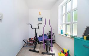 Fitness centar i/ili fitness sadržaji u objektu Awesome Home In Klenovica With 3 Bedrooms And Wifi