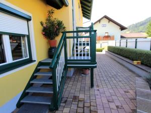 une rampe d'escalier verte à côté d'un bâtiment dans l'établissement Apartment in Rennweg am Katschberg near ski area, à Rennweg