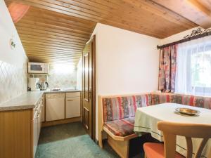 クライナルにあるSimplistic Apartment in Kleinar near Cross Country Skiingのキッチン、テーブル、ソファが備わる客室です。