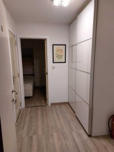 un couloir avec une chambre avec un lit et une porte dans l'établissement Koksijde Gabbiano 104 en parking, à Coxyde