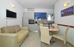 een woonkamer met een bank en een tafel bij 2 Bedroom Gorgeous Apartment In Trogir in Trogir