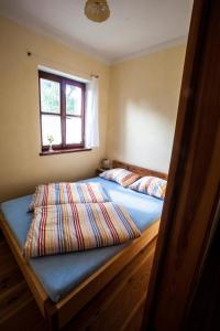 StříbřecにあるPenzion Mníšekのベッドルーム1室(ベッド2台、窓付)