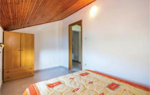 Posteľ alebo postele v izbe v ubytovaní Amazing Apartment In Cesarica With Wifi