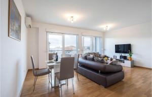 Televízia a/alebo spoločenská miestnosť v ubytovaní Stunning Apartment In Podstrana