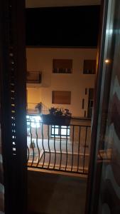 una vista da una finestra di un balcone di notte di Le Bistrot a Ficarazzi