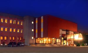 a building with cars parked in front of it at night at Hotel Ristorante SASSO in Bovolone