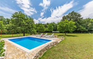 Bazén v ubytovaní Three-Bedroom Holiday Home In Valtura alebo v jeho blízkosti