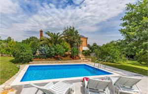 Bazén v ubytovaní Three-Bedroom Holiday Home In Valtura alebo v jeho blízkosti