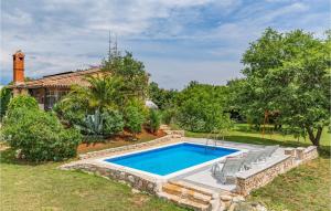 Bazén v ubytovaní Three-Bedroom Holiday Home In Valtura alebo v jeho blízkosti + 32 fotografií