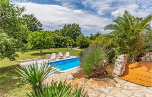Bazén v ubytovaní Three-Bedroom Holiday Home In Valtura alebo v jeho blízkosti