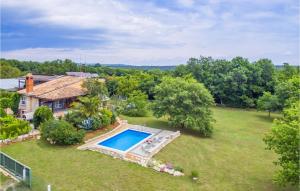 Bazén v ubytovaní Three-Bedroom Holiday Home In Valtura alebo v jeho blízkosti