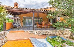 Vonkajšia záhrada v ubytovaní Three-Bedroom Holiday Home In Valtura