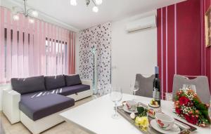 Posedenie v ubytovaní 1 Bedroom Stunning Apartment In Vrh
