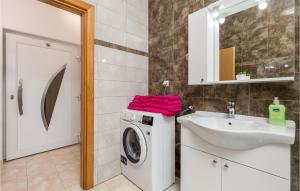 Kúpeľňa v ubytovaní 1 Bedroom Stunning Apartment In Vrh