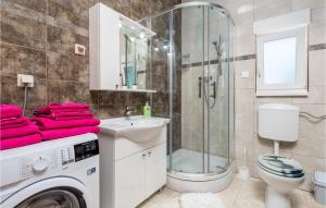 Kúpeľňa v ubytovaní 1 Bedroom Stunning Apartment In Vrh